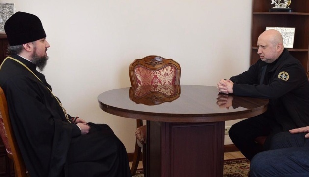 Turchynov y Epifaniy discuten la importancia de los capellanes en el ejército ucraniano
