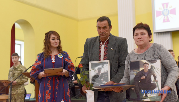 Полторак вручив нагороди батькам 250 загиблих на Донбасі воїнів