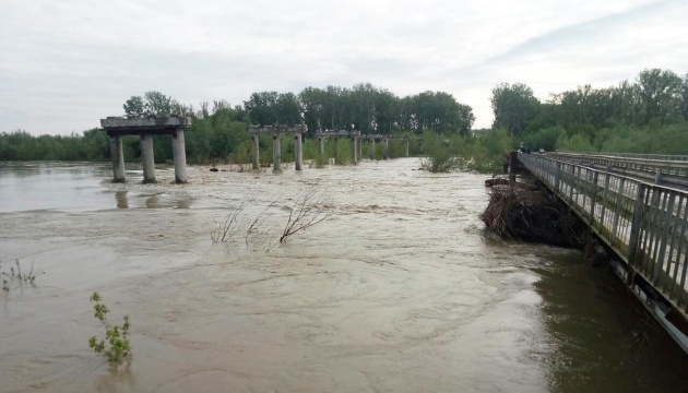 На Буковині через підйом води перекрили рух мостом через Прут