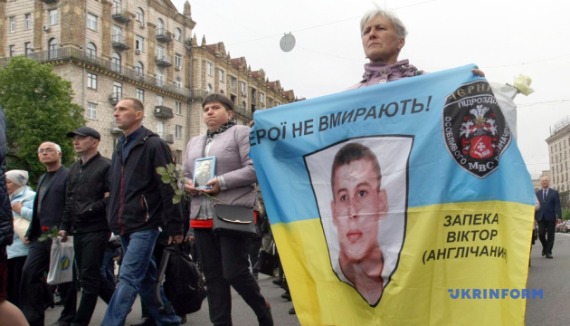 По Крещатику прошло шествие памяти погибших на Донбассе воинов