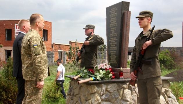 Командувач ОС відвідав місця найзапекліших боїв 2014 року на Донеччині