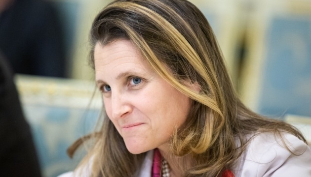 Chrystia Freeland: Le Canada continuera à exercer des pressions sur la Russie 