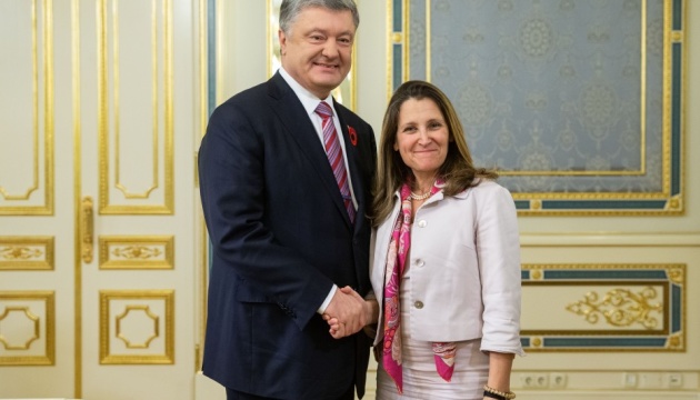 ポロシェンコ大統領、フリーランド外相と会談：露拘束の人質問題と国籍付与問題を協議