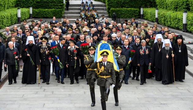 Poroschenko und Hrojsman legen am Grabmal des Unbekannten Soldaten Blumen nieder