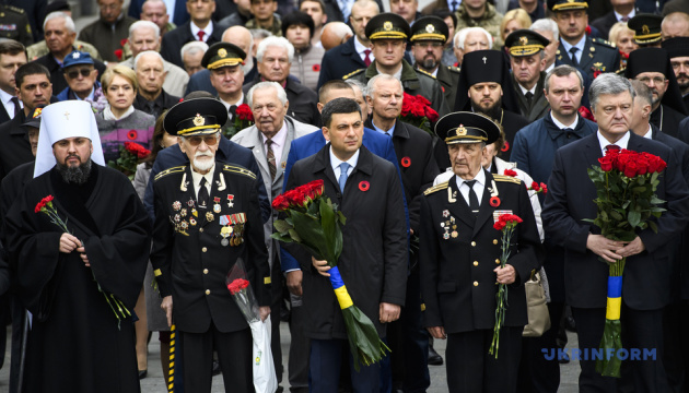 Poroshenko y Groysman depositan flores en la tumba del soldado desconocido (Fotos, Vídeo)