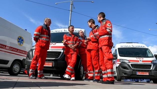 Запорізькі медики отримали шість автомобілів швидкої допомоги