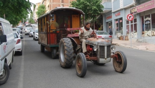 На тракторі до Індії: французький мандрівник вже в Туреччині