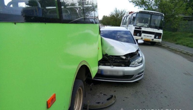 У Краматорську Volkswagen врізався в автобус, постраждала пасажирка