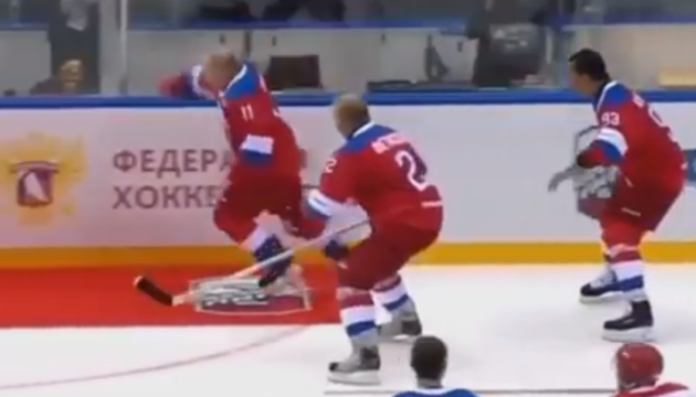 Путін упав на килим після гала-матчу НХЛ