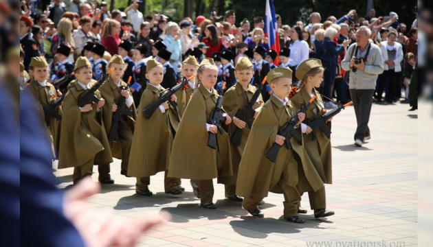 Памперсы в камуфляже. В РФ дошло уже до парада дошкольных войск Памперсы в камуфляже. В РФ дошло уже до парада дошкольных войск