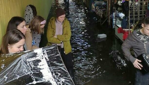 У Києві після дощу та граду затопило Позняки