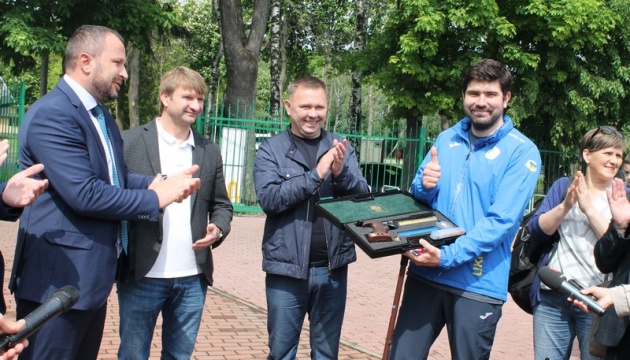 У Вінниці паралімпійцю Денисюку коштом бюджету придбали спортивну зброю