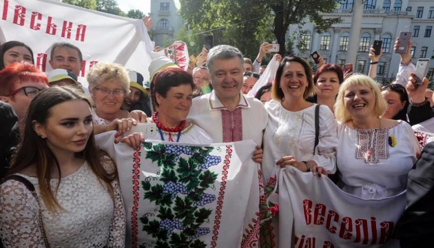 Порошенко: Вишиванка є незмінним та сучасним символом України