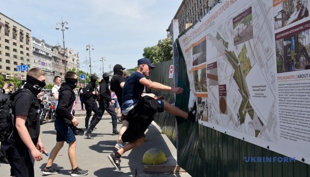 Активісти зруйнували паркан на місці будівництва Музею Революції гідності