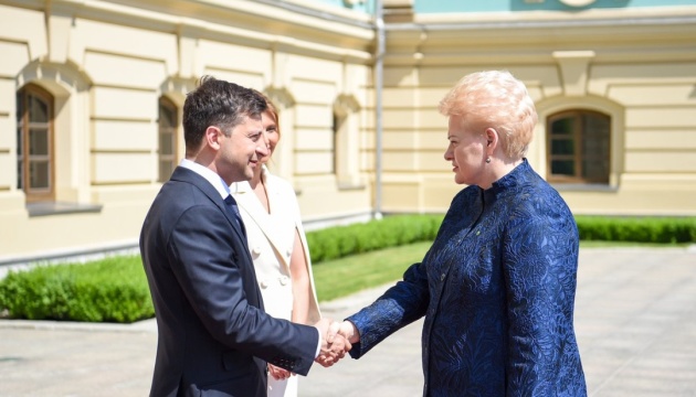 President of Lithuania congratulates Zelensky