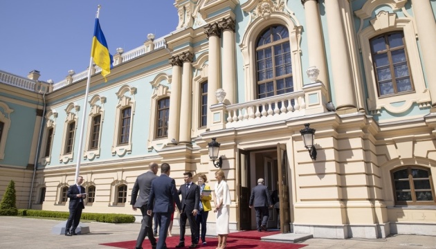Зеленський - іноземним гостям: Про Україну знатимуть в усьому світі