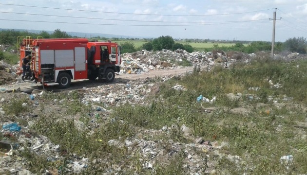 На Миколаївщині з ночі горить сміттєзвалище