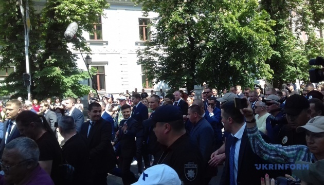 Zelensky llega a la Administración Presidencial a pie (Fotos)