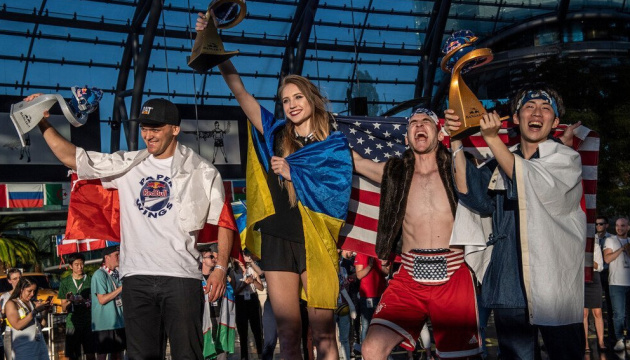 Une Ukrainienne a remporté le championnat du monde du lancement d’avions en papier (vidéo)