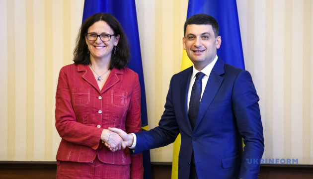 Єврокомісар запевнила Гройсмана, що Україна — пріоритет для ЄС