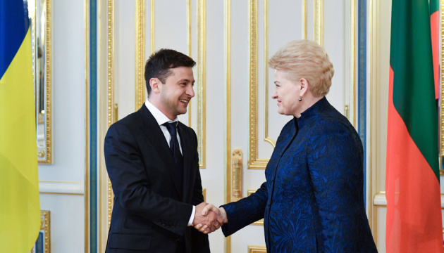 Grybauskaitė pide a Zelensky que aplaste la oligarquía