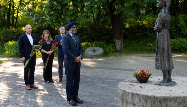Міністр оборони Канади вшанував жертв Голодомору