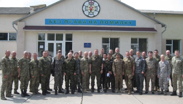 Військові аташе 22 країн відвідали Центр розмінування на Хмельниччині