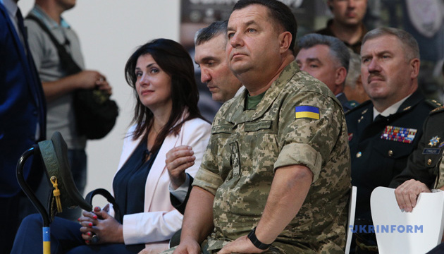 Poltorak seguirá siendo ministro de Defensa hasta que el Parlamento decida sobre su renuncia 