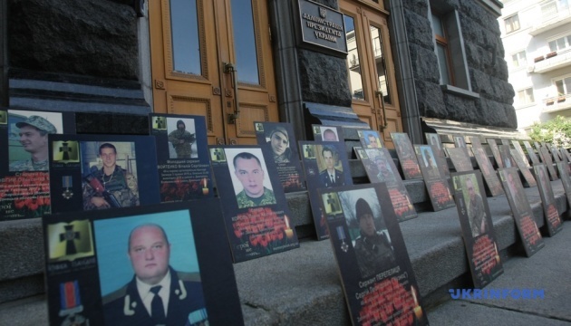 Вдови загиблих бійців вимагали під АП не допустити примирення з Росією Вдови загиблих бійців вимагали під АП не допустити примирення з Росією