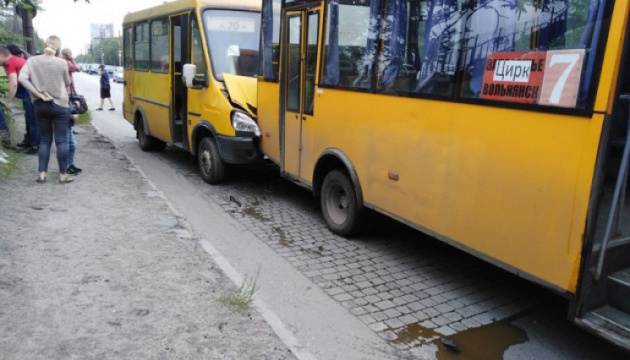 У Запоріжжі зіткнулися маршрутки, є постраждалі