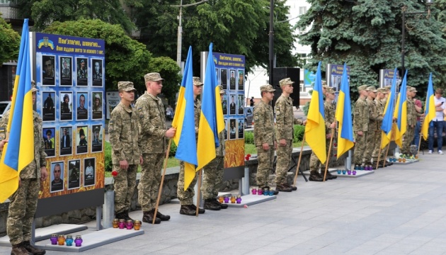 У центрі Житомира встановили 66 портретів загиблих на Донбасі військових