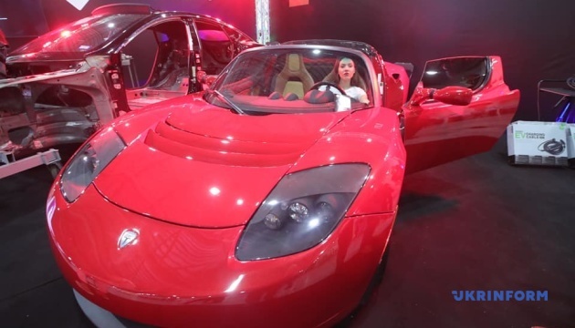 На виставку електрокарів у Києві привезли “космічну” Tesla