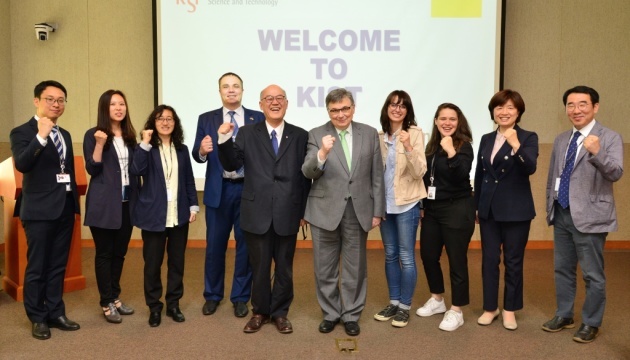 Ambassador discusses enhancing cooperation in teaching Ukrainian students in Korea