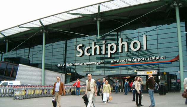В аэропорту Амстердама у 61 пассажира обнаружили коронавирус, подозревают Omicron