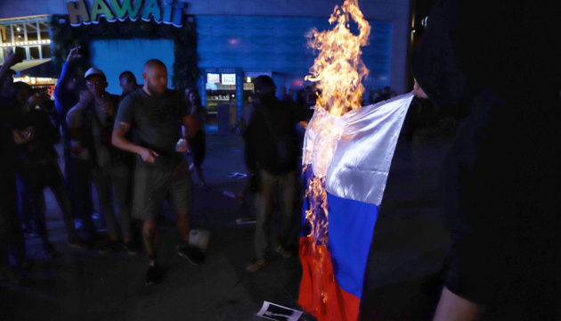 В Одесі на мітингу проти концерту фанатки Путіна спалили прапор РФ