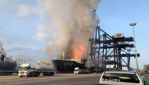 У порту Таїланду загорівся суховантаж, 50 постраждалих
