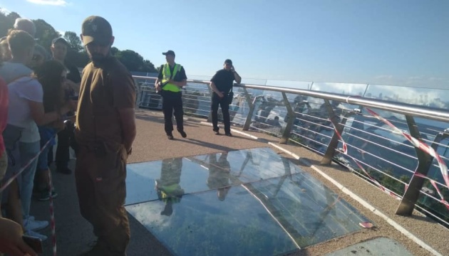 У Києві обстежують пошкоджені фрагменти скляного мосту, рух обмежили