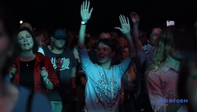 人気ロックグループ「オケアン・エリジ」が大型コンサート開催　クリミア・タタール民族応援歌も披露