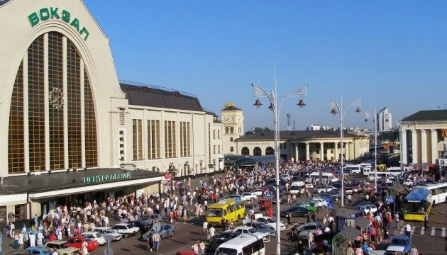 У Києві із “замінованого” вокзалу евакуювали 1300 осіб