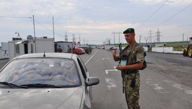 У пунктах пропуску на Донбасі очікують у чергах 200 авто