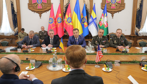 Poltorak y Lankford discuten la cooperación en defensa (Fotos) 