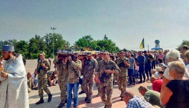 У Нікополі попрощалися із загиблим на Донбасі бійцем