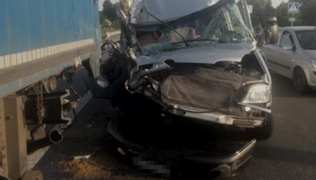 Автобус зі школярами потрапив у ДТП на Дніпропетровщині, двоє постраждалих