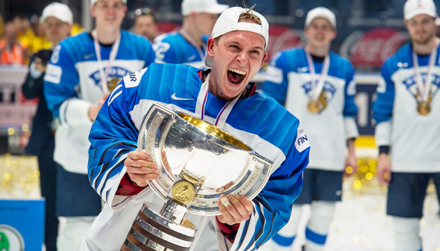 Хокеїсти збірної Фінляндії пошкодили виграний трофей ЧС-2019