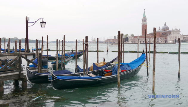 Венеційські гондольєри братимуть на борт менше туристів, бо ті «погладшали»