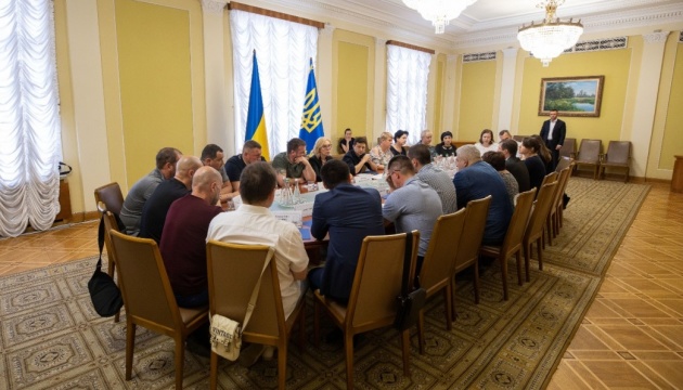 Zelensky se reúne con los familiares y amigos de los ucranianos cautivos