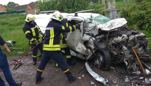 На Тернопільщині Mitsubishi врізався у вантажівку, загинули троє людей