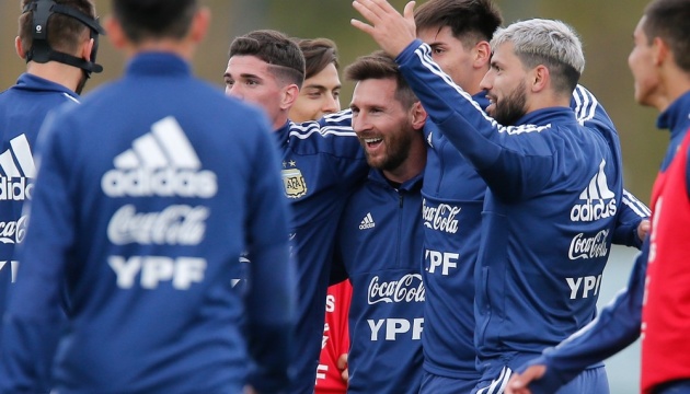 Аргентинські футболісти вишикувалися в чергу, щоб зробити фото з Мессі