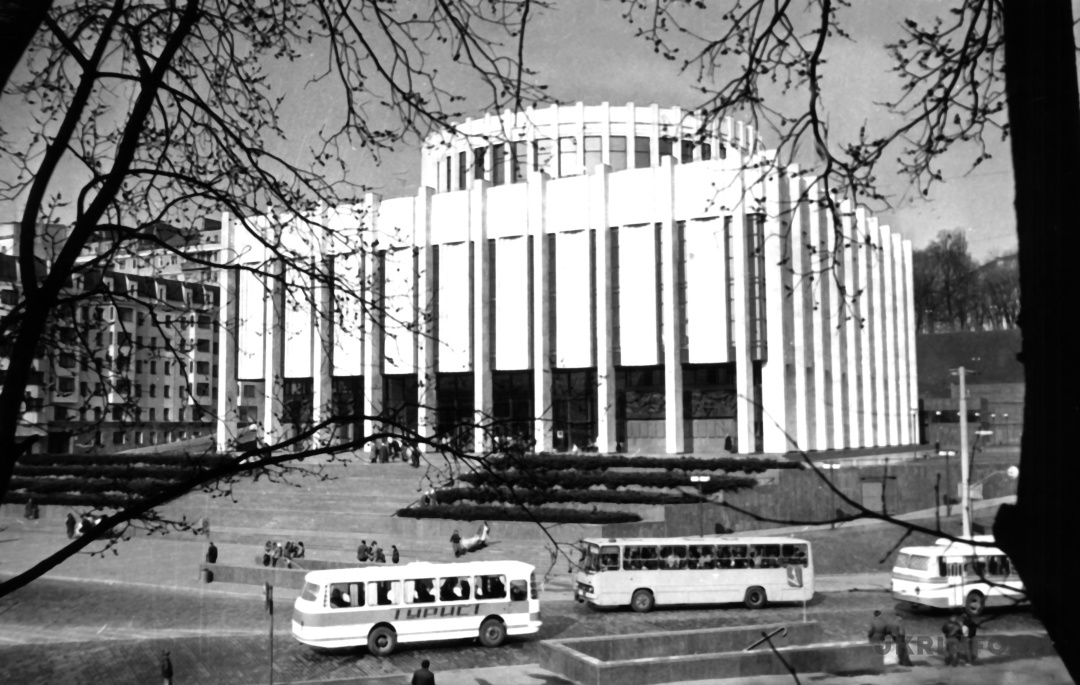 Будівля колишньої Київської філії Центрального музею Леніна, згодом центру ділового та культурного співробітництва 