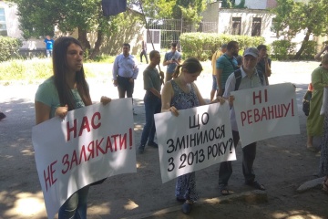 Під харківською поліцією протестували проти обшуків у активістів